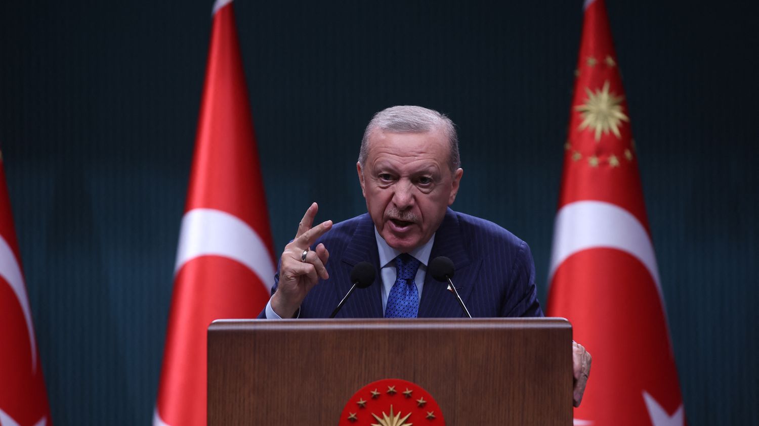 Türkiye'de popüler bir şarkıcı, eşcinsel ilişkiyi ima eden şarkı nedeniyle hükümet tarafından hedef alındı