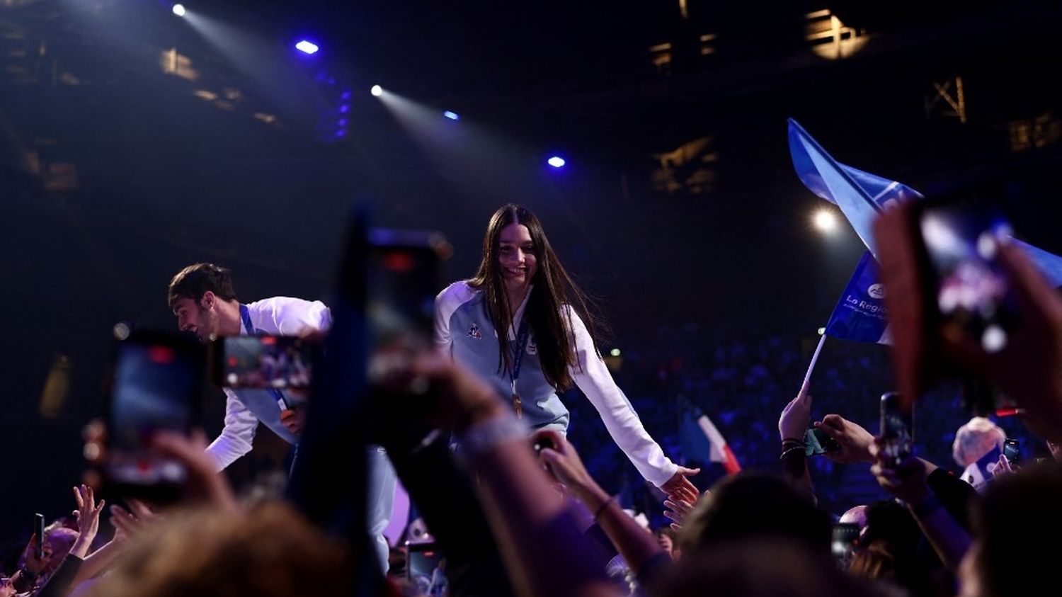 2026 Kış Olimpiyatları: İtalya'dan Dönen Fransız Sporcular Albertville'de Halk Töreninde İzleyicilere Selam Verdi