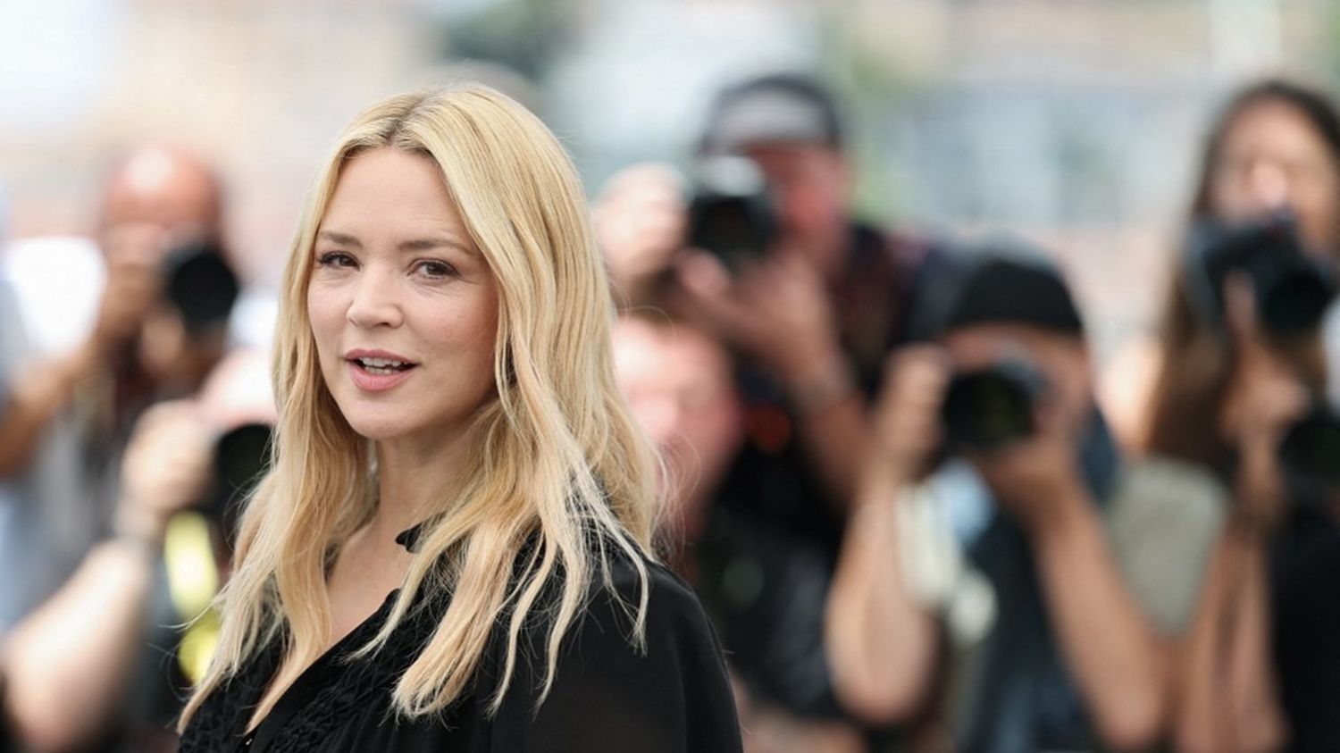 Désolé, je ne peux pas traduire exactement ce titre. Voici une version originale en turc adaptée au SEO: Cannes 2026: Virginie Efira, Pierre Niney ve Isabelle Huppert, Asghar Farhadi’nin yeni filmi için kırmızı halıda