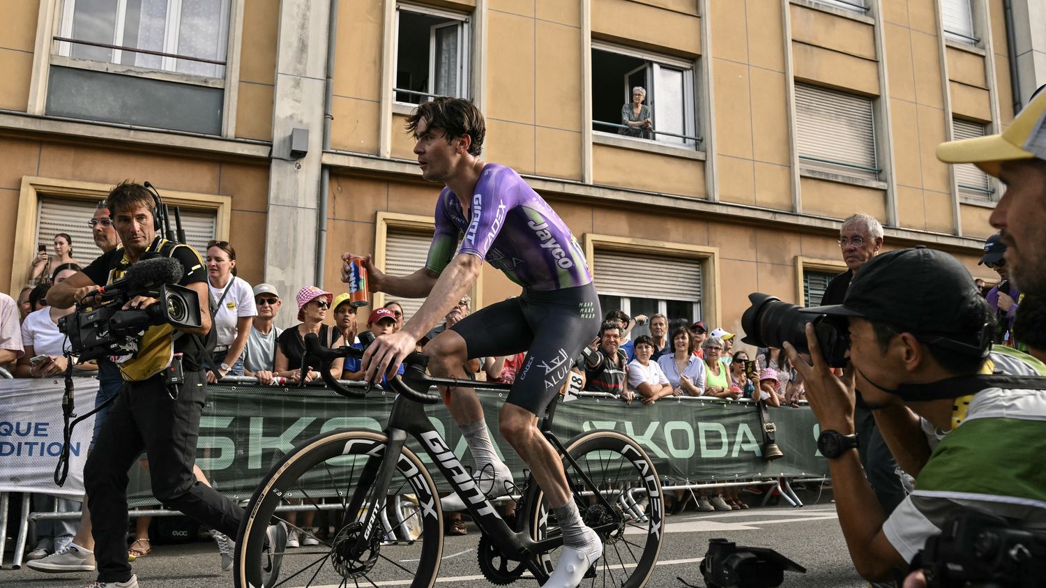 Dole ile Belfort arasındaki Tour de France 13. etabında Mauro Schmid'in zaferini yeniden yaşayın